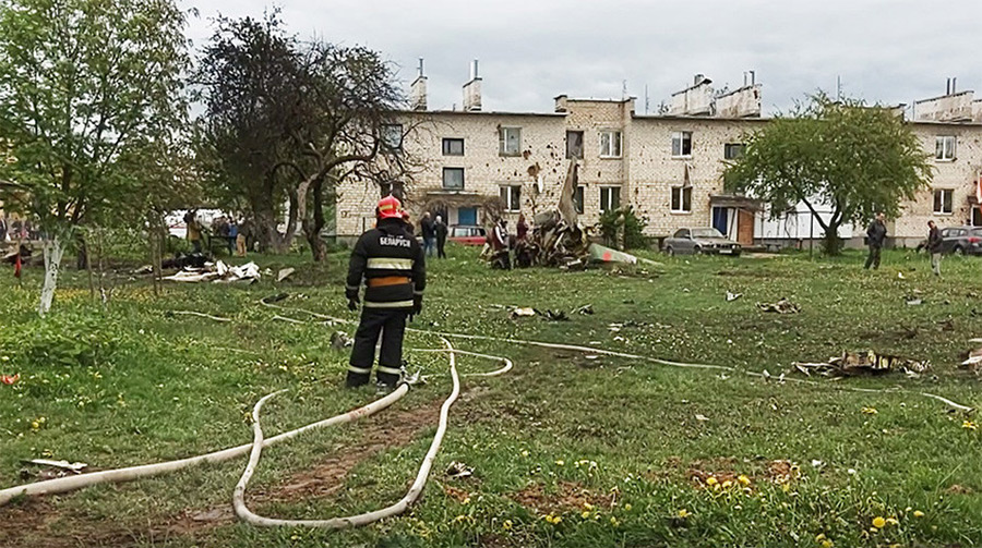 В Барановичах упал военный самолет. Экипаж погиб