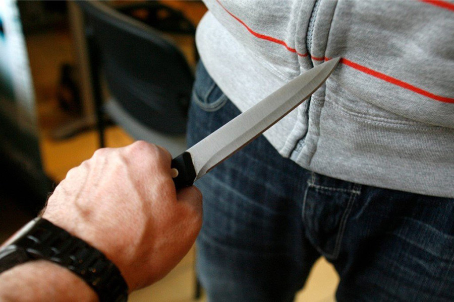 «Если взял в руки нож, то делай нормально!»: бобруйчанин ударил приятеля ножом… по его просьбе