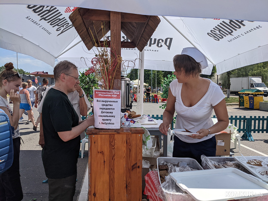 Овечья брынза, шакшука и холодник с чесночными пампушками. Чем еще кормили на кулинарном фестивале в Бобруйске