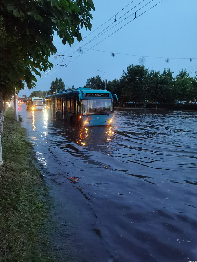 Последствия ливня в Бобруйске: остановленные троллейбусы и помощь водителям от МЧС