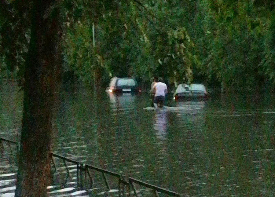 В некоторых районах Бобруйска прошел сильный ливень. Затоплены улицы, остановился транспорт (+видео)