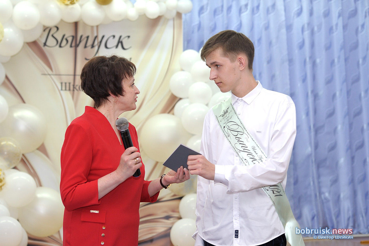 В Бобруйске в СШ №25 прошел выпускной вечер и вручение аттестатов. Фотрепортаж