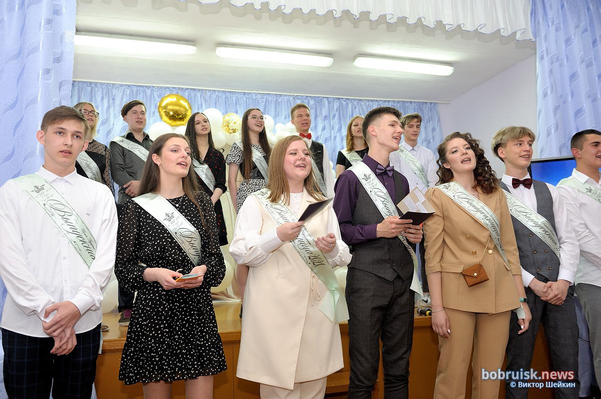 В Бобруйске в СШ №25 прошел выпускной вечер и вручение аттестатов. Фотрепортаж