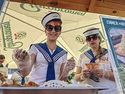 Овечья брынза, шакшука и холодник с чесночными пампушками. Чем еще кормили на кулинарном фестивале в Бобруйске