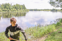 Дети из Ленинской школы Бобруйского района вместе с БРСМ благоустроили объект «Переправа» в деревне Щатково