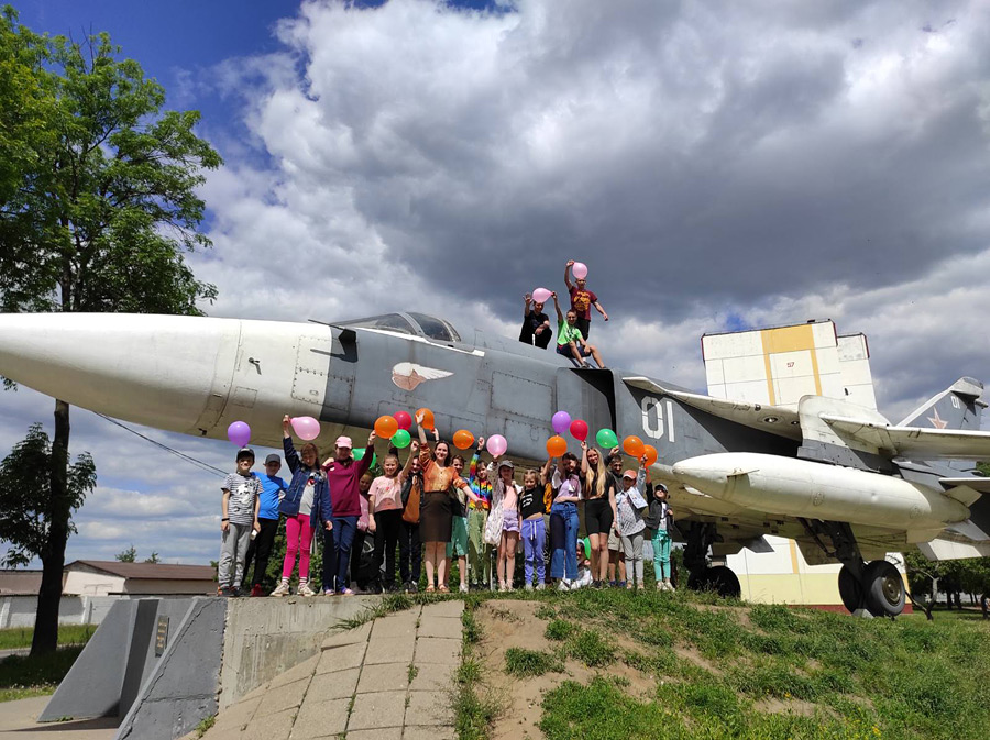 В пятницу, 4 июня, состоялось торжественное открытие отряда «Авиатор» в лагере ГУО «ЦДОДиМ г. Бобруйска» «Сузорье» в авиагородке.