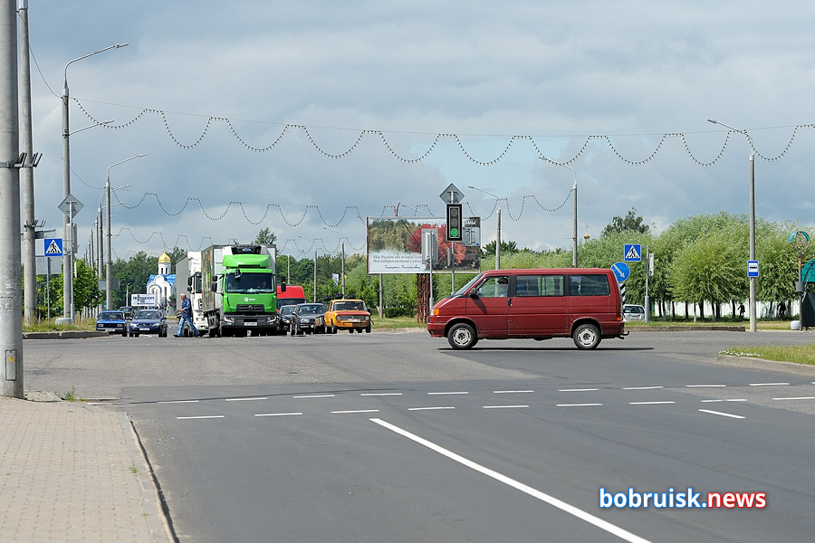 По-новому организована работа светофорного объекта на пересечении улицы Володарского и Георгиевского проспекта.