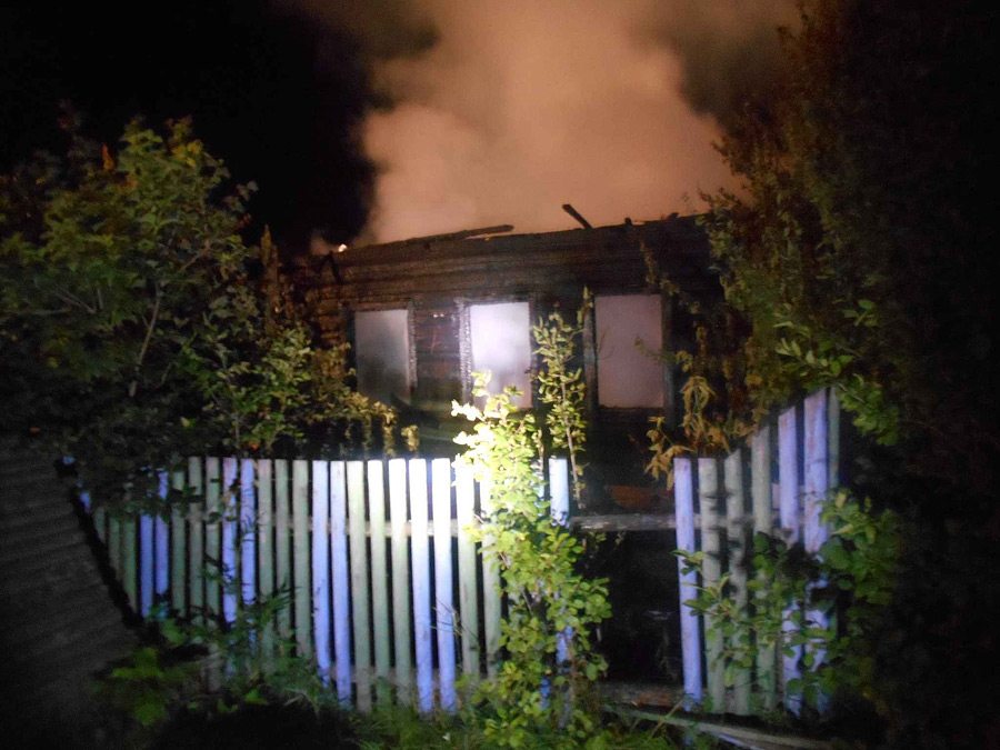 Деревня проснулась от треска шифера: ночной пожар в Бобруйском районе