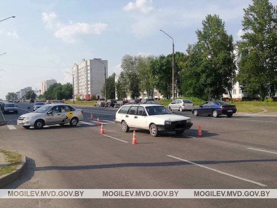 В Бобруйске на пешеходном переходе Volkswagen совершил наезд на несовершеннолетнего