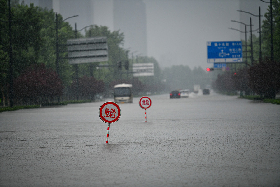 Наводнение в Китае: 30 тысяч пострадавших, затоплено метро, храм Шаолинь в опасности