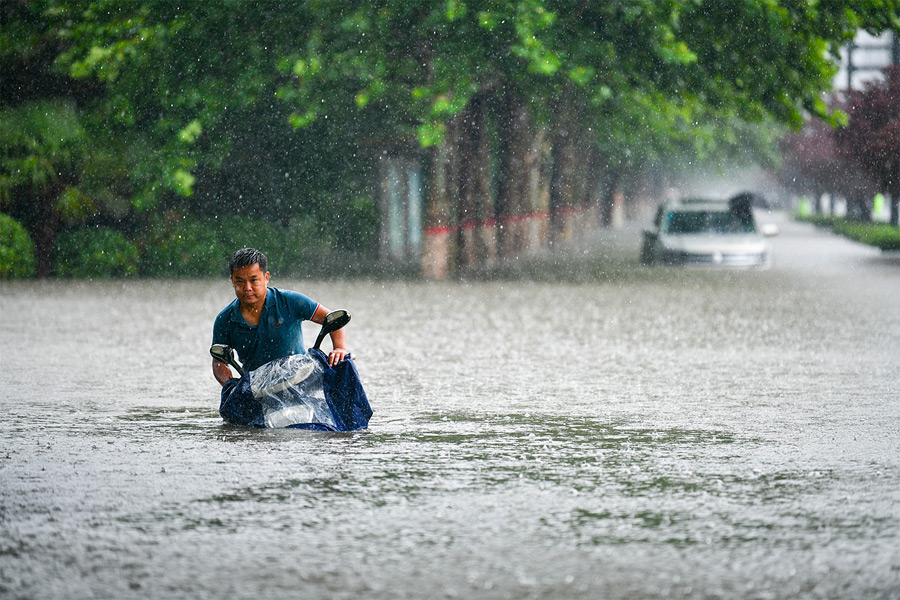 Наводнение в Китае: 30 тысяч пострадавших, затоплено метро, храм Шаолинь в опасности