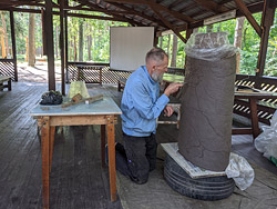 17 художников-керамистов творят на берегу Березины, а 31 июля приглашают на огненное шоу всех желающих