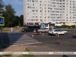 В Бобруйске на пешеходном переходе Volkswagen совершил наезд на подростка