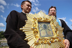 На Восточном мосту в Гродно прошел крестный ход с иконой Жировичской Божией Матери
