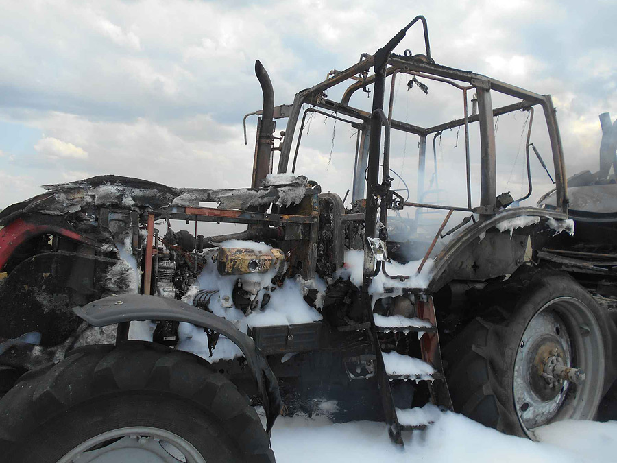 В Бобруйском районе загорелся трактор с прицепом