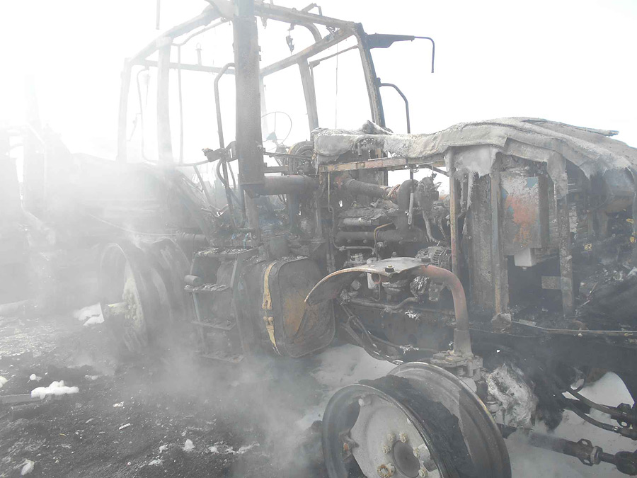 В Бобруйском районе загорелся трактор с прицепом