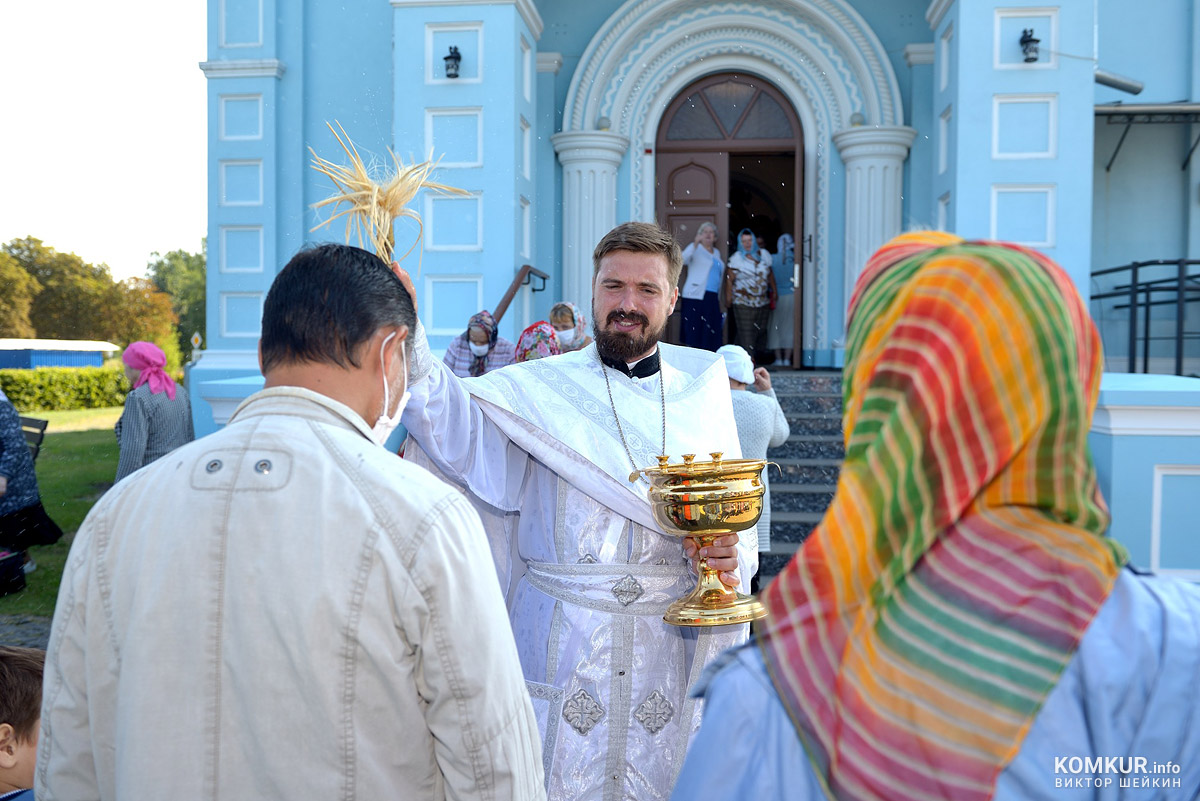 Православные Бобруйска отмечают Преображение Господня и светят яблоки. Фоторепортаж