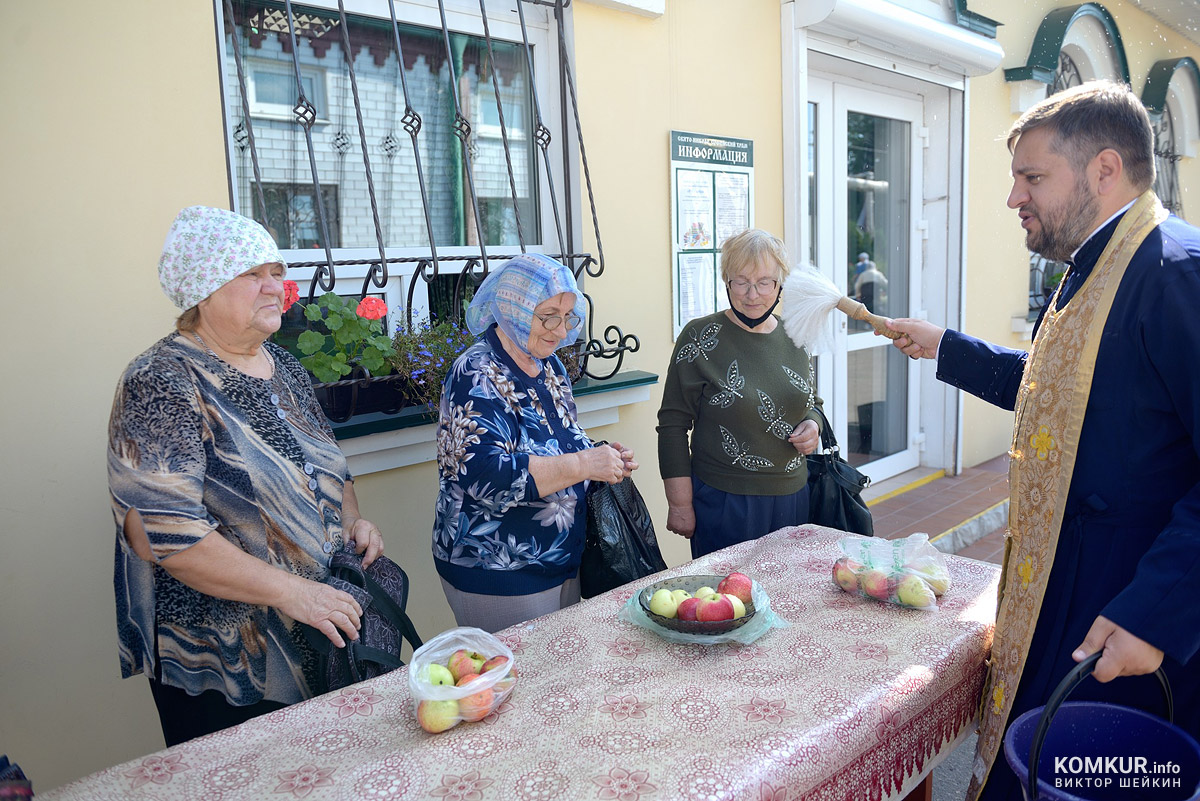 Православные Бобруйска отмечают Преображение Господня и светят яблоки. Фоторепортаж