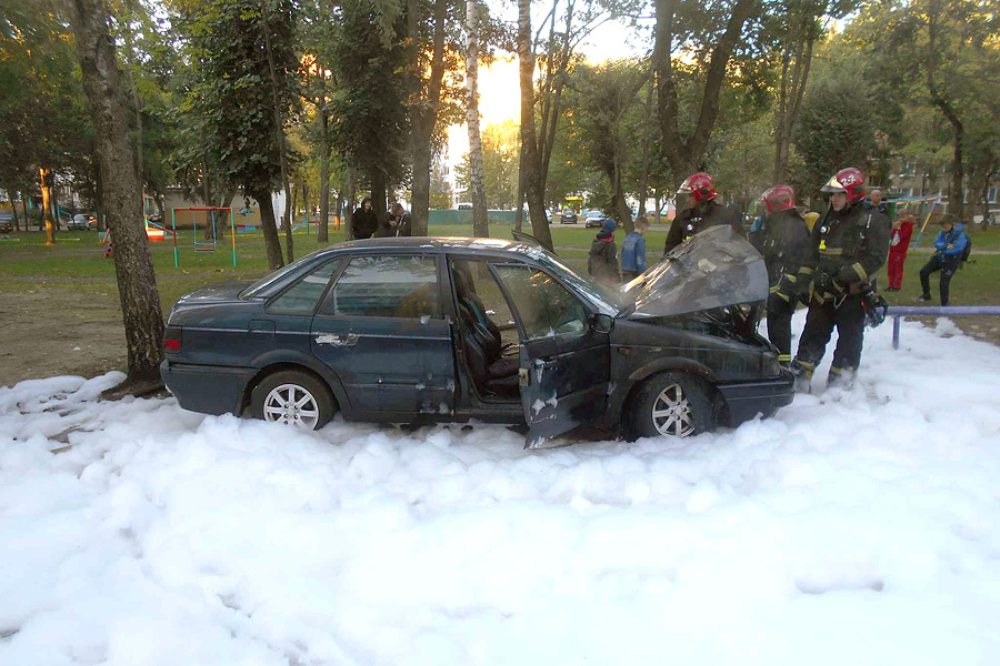 Жители Бобруйска пытались потушить горящий автомобиль. Но без спасателей не справились