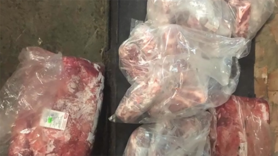 «Действовали по четко спланированной схеме»: за кражу продукции с мясокомбината задержаны четверо его работников