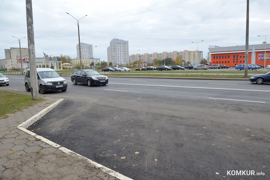 В конце прошлой недели мы сообщили, что аварийный участок улицы 50 лет ВЛКСМ возле «Короны» покрылся новым асфальтом. За одним небольшим исключением.