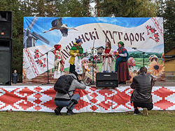 Под Бобруйском изобрели велосипед и колядовали в октябре – как прошел фестиваль «Глушанский хуторок»