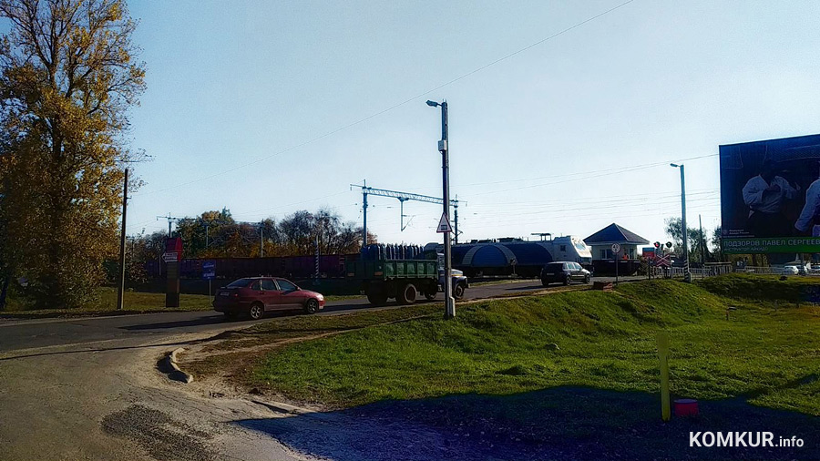 Железнодорожные переезды по улицам Бахарова и Орджоникидзе – два самых напряженных в городе. Во вторник, 19 октября, один из них – по Орджоникидзе, возле горгаза – закроют для проведения путевых работ на железной дороге.