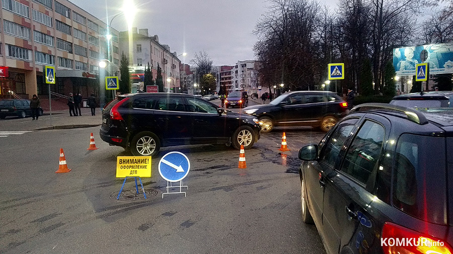 Злой рок, не иначе, преследует дорогие кроссоверы от Volvo в нашем городе. Две недели назад на Минской въехал в столб «свежий» XC90. В понедельник, 15 ноября, в шестом часу вечера такой же автомобиль попал в аварию на перекрестке Социалистической и Гоголя.