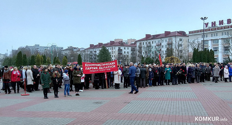 В воскресенье, 7 ноября, в рамках празднования Дня Октябрьской революции на центральной площади города намечено возложение цветов.