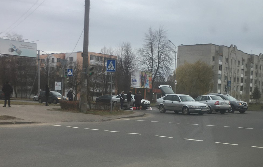 В Бобруйске пешеходы пошли на красный и попали под машину. Момент двойного наезда попал на видео