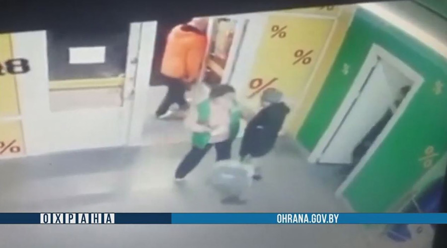 В Бобруйске мужчина похитил из магазина 25 батонов колбасы. Видео
