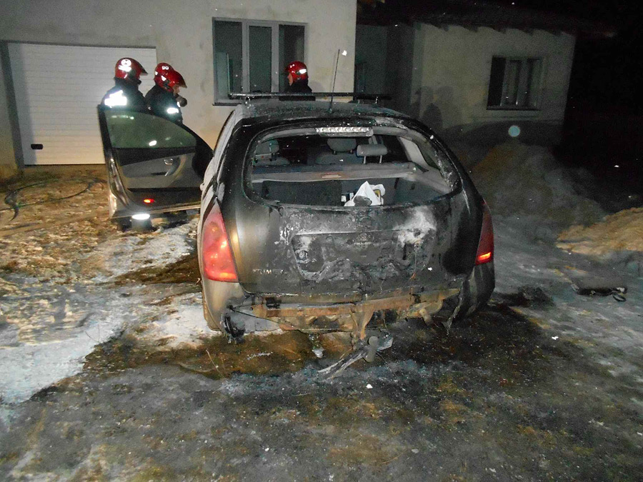 За несколько минут до полуночи 22 декабря в центр оперативного управления Бобруйского ГРОЧС поступило сообщение о горящем легковом автомобиле на улице Широкой.