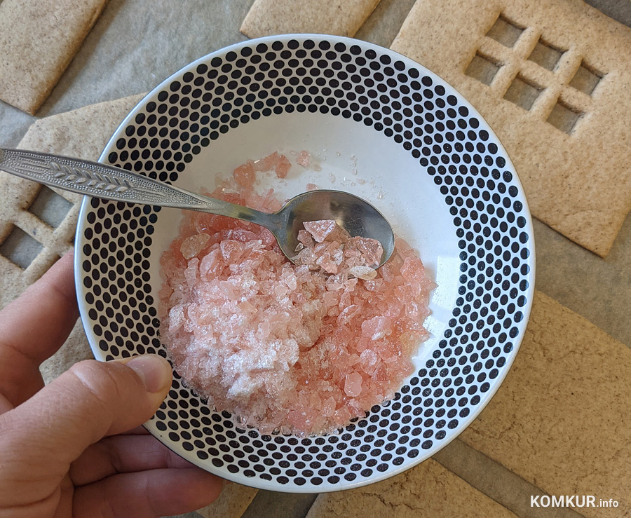 Пряничный домик с леденцовыми окошками: подарок своими руками