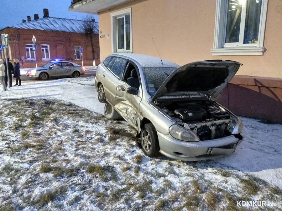 Вдвойне тяжелым оказался понедельник, 20 декабря, для водителей автомобилей Toyota Avensis и Kia Rio. Оба транспортных средства попали в аварию на перекрестке улиц Чонгарской и Московской.