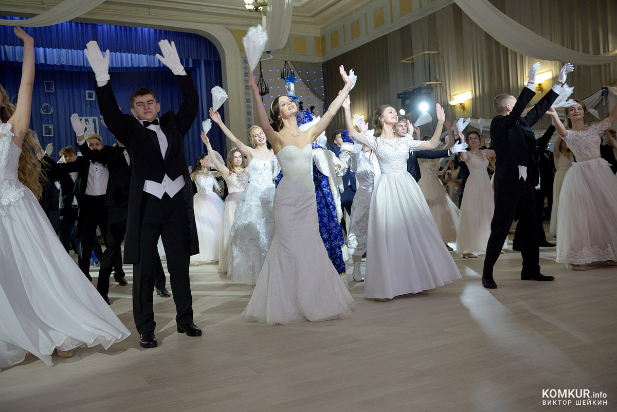 Традиционный городской новогодний бал учащейся молодежи в Бобруйске. Большой фоторепортаж