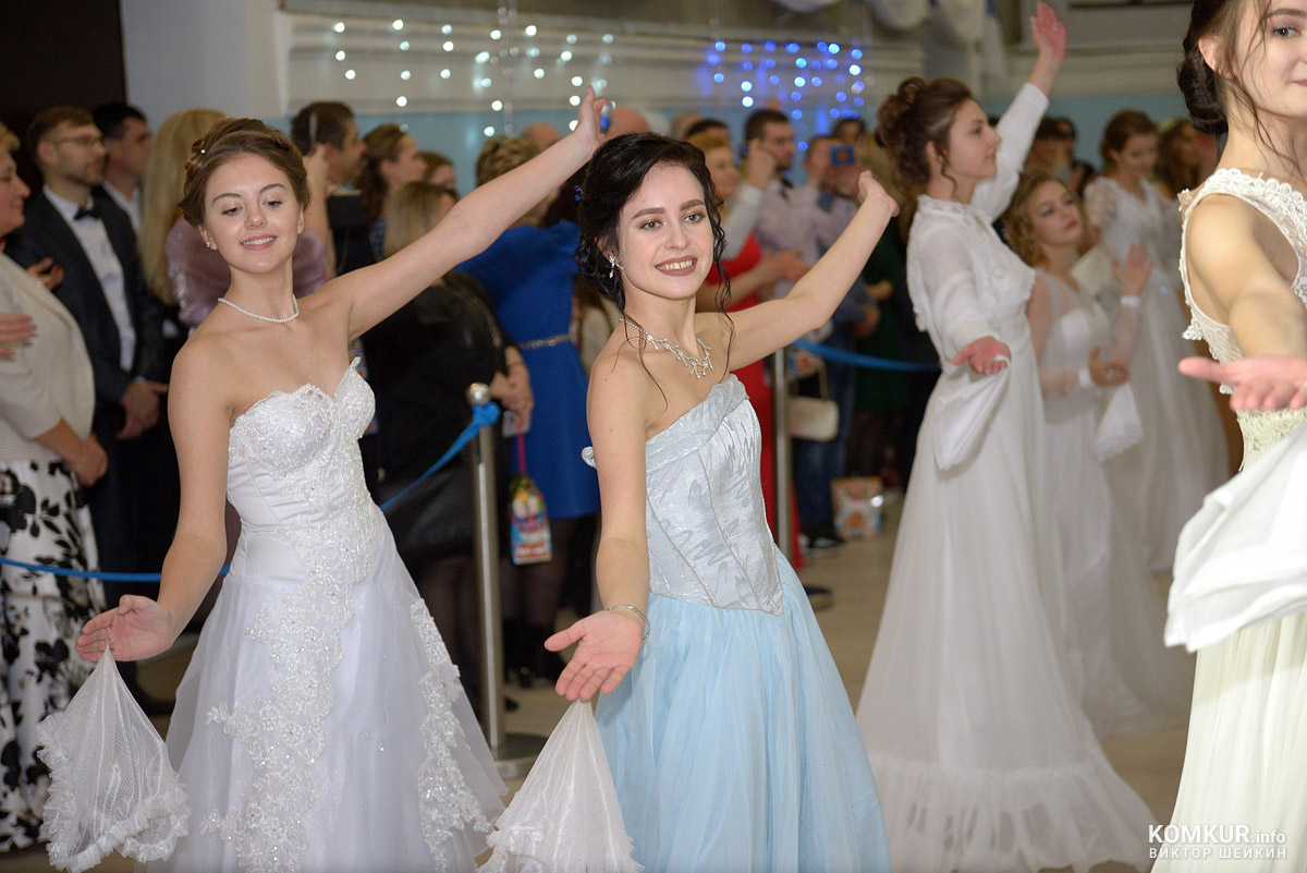 Традиционный городской новогодний бал учащейся молодежи в Бобруйске. Большой фоторепортаж