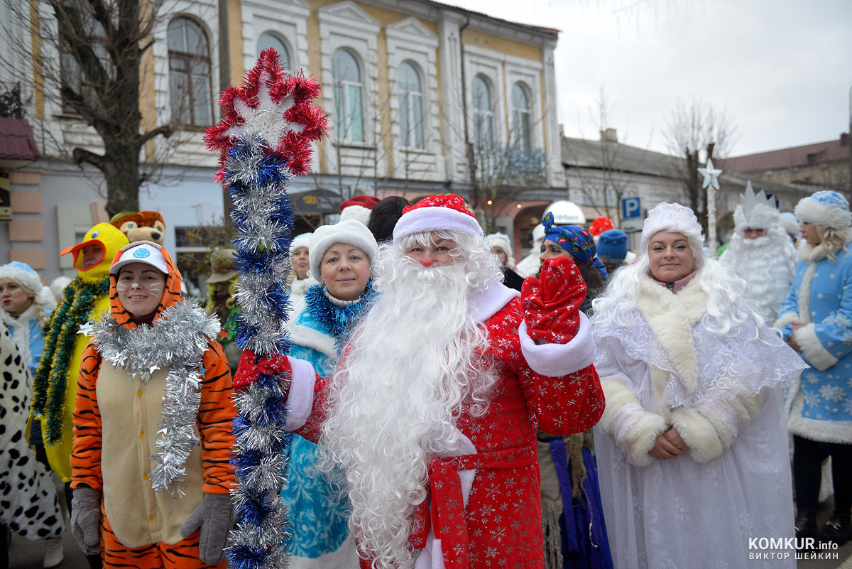 Большой фоторепортаж с праздничного шествия Дедов Морозов