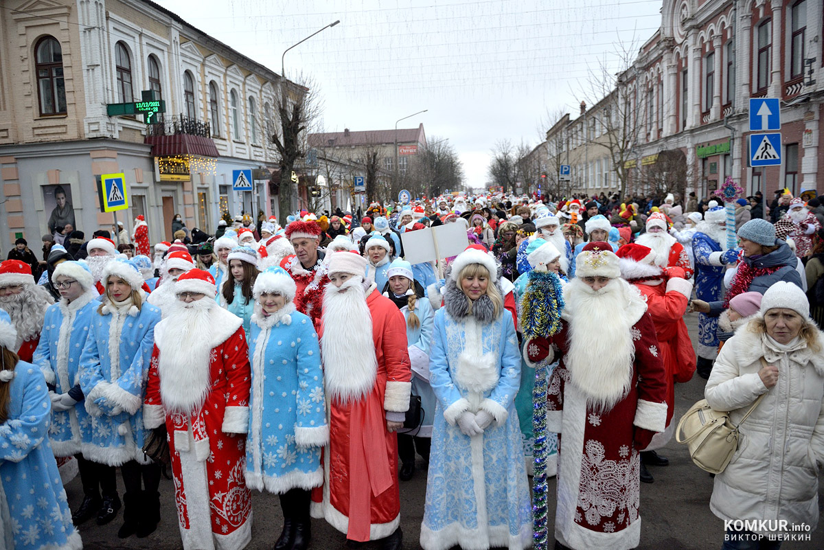 Большой фоторепортаж с праздничного шествия Дедов Морозов