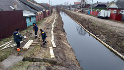 Зачем в Бобруйку забивают деревянные щиты?