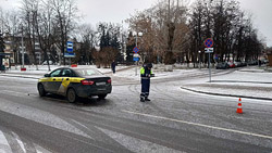В Бобруйске таксист сбил ребенка, перебегавшего дорогу в неположенном месте. ДТП попало на видео (18+). Обновлено: комментарий ГАИ