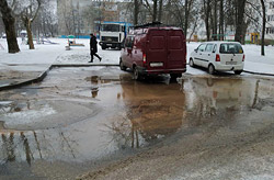 В крупном жилом районе Бобруйска прорвало магистральный водопровод. Работает аварийка