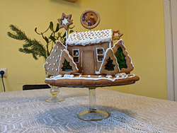 Пряничный домик с леденцовыми окошками: подарок своими руками