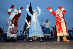 Большой фоторепортаж с праздничного шествия Дедов Морозов