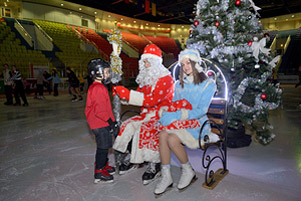 В ледовом дворце Бобруйска проходят новогодние массовые катания