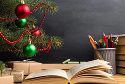 Взятка или благодарность? Рассказываем, можно ли дарить учителю дорогие подарки на Новый год