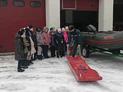 Бобруйские спасатели рассказали и показали детям кое-что важное и интересное