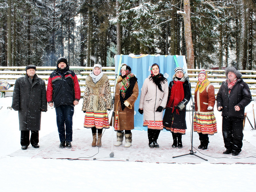 На новогодний праздник в усадьбе Деда Мороза приглашает Глушанский музей народных ремесел.
