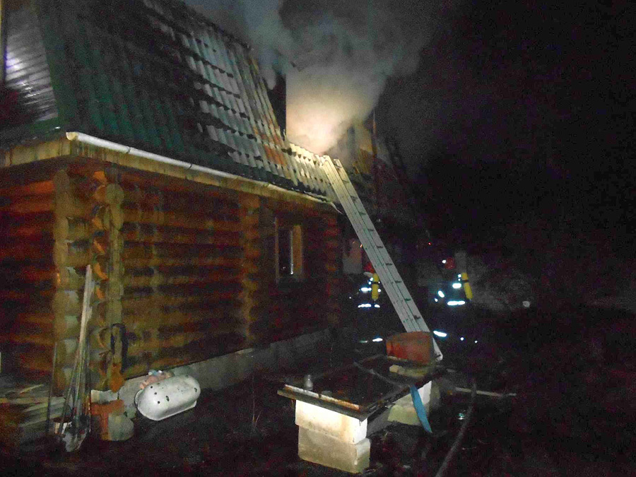29 декабря в десять вечера жительница поселка Туголица сообщила спасателям о пожаре в жилом доме на улице Озерной.