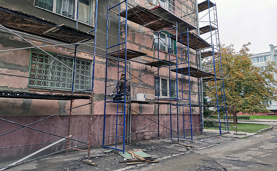 С июля по октябрь прокуратура Бобруйска провела обследование строительных объектов на центральных улицах города и в других общественных местах. Целью обследования было – обеспечить безопасные условия труда. В итоге установили ряд нарушений Правил по охране труда при выполнении строительных работ.