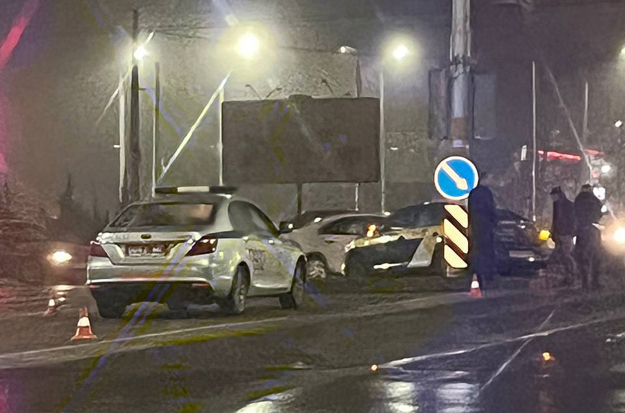  Такси в столбе и реанимобиль на дороге. Авария на шинном кольце в Бобруйске